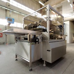 Cream filling machine for bakery industry