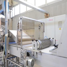 Moulding machine for pizza
